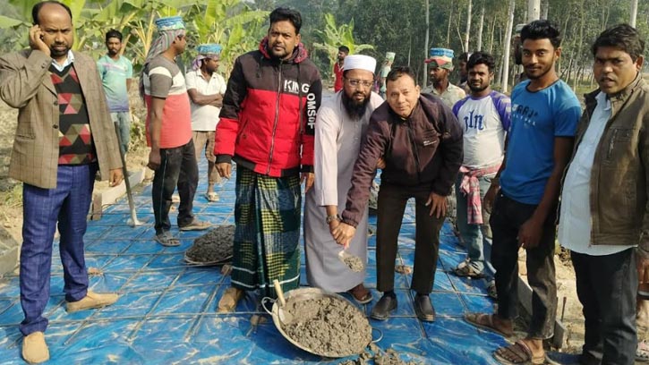মান্দায় আরসিসি ঢালাই রাস্তা নির্মাণের উদ্বোধন