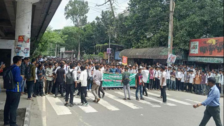 কারিগরি শিক্ষার্থীদের প্রতিবাদে শিক্ষক সমর্থন, তেজগাঁওতে সড়ক অবরোধ