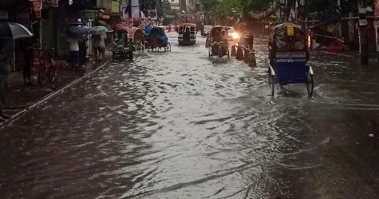 ভোরের বজ্রবৃষ্টিতে ভোগান্তি, ঢাকার বিভিন্ন সড়কে পানি