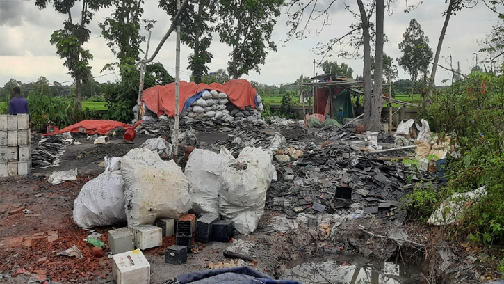 নবীগঞ্জে এনসিপি নেতার ব্যাটারি পুড়িয়ে সিসা তৈরির কারখানা