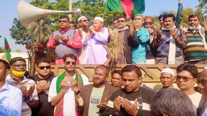 ধামইরহাটে বেগম খালেদা জিয়ার সুস্থতা কামনায় শো-ডাউন কর্মসূচি দোয়া মাহফিল