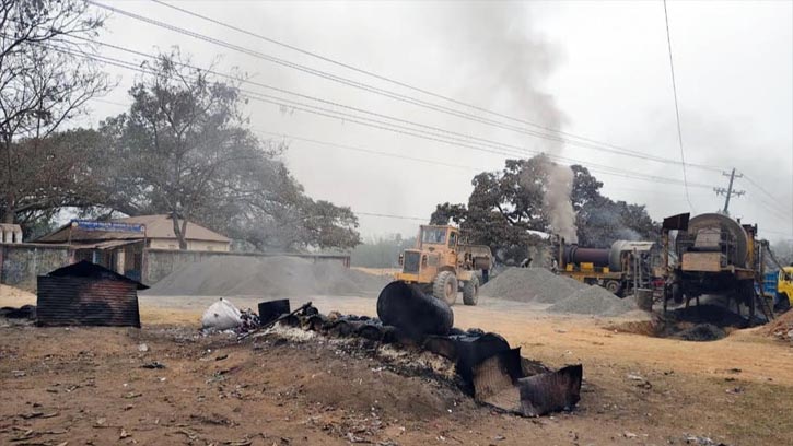 রাস্তার উন্নয়ন কাজের ধোঁয়ায় স্বাস্থ্যঝুঁকিতে বিদ্যালয়মুখী শিক্ষার্থীরা