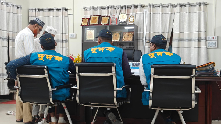 সিরাজগঞ্জ সরকারি কলেজে দুদকের হানা