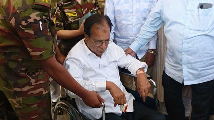 এয়ার অ্যাম্বুলেন্সে ঢাকায় আনা হয়েছে অসুস্থ ত্রাণমন্ত্রীকে
