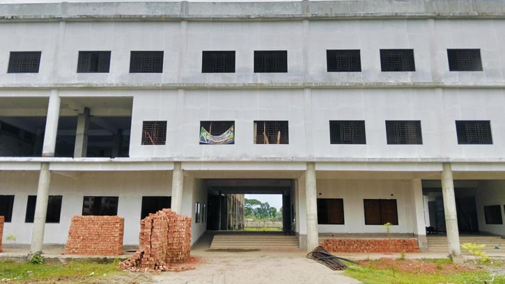 দুই দফা মেয়াদ বাড়িয়েও অসম্পূর্ণ নজরুল বিশ্ববিদ্যালয়ের টিএসসি ভবন