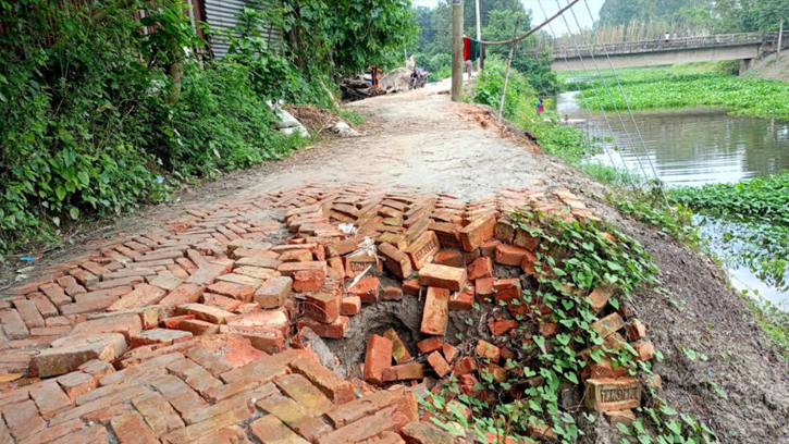 শাহজাদপুরে নির্মাণের মাস না পেরুতেই সড়কে ধস