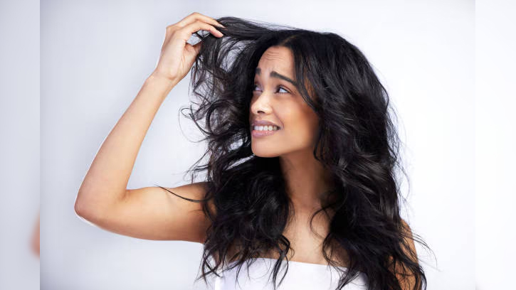 ফ্রিজি চুলকে নিয়ন্ত্রণে রাখার সহজ কৌশল
