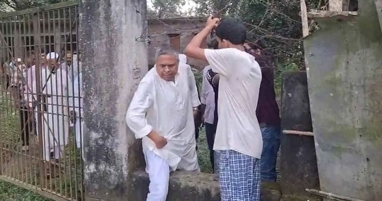 তালাবদ্ধ কমিউনিটি ক্লিনিক, দেওয়াল টপকে ভেতরে গেলেন এমপি