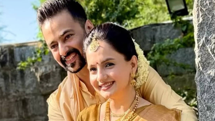 বিয়ের খবর প্রকাশ, তবে কি গোপন রেখেছেন জিয়া–বরুণ?