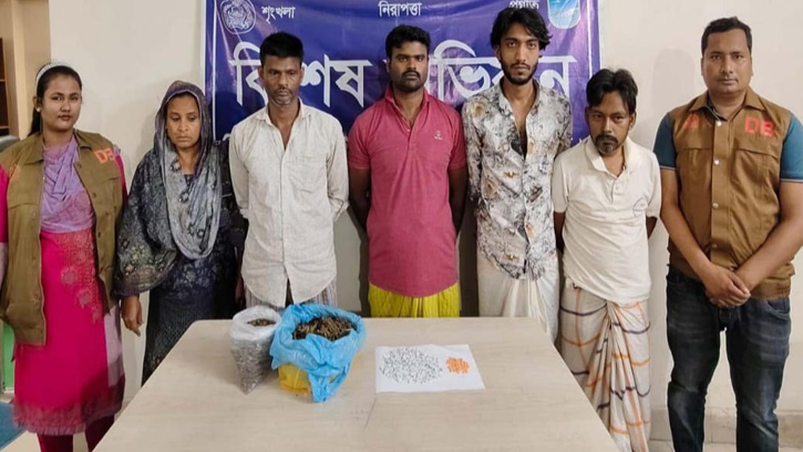 সাভার ও ধামরাইয়ে নারী মাদক ব্যবসায়ীসহ গ্রেফতার ৫