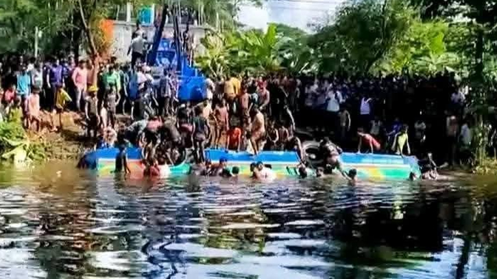 লক্ষ্মীপুরে নিয়ন্ত্রণ হারিয়ে যাত্রীবাহী বাস খালে, নিহত ৩ 