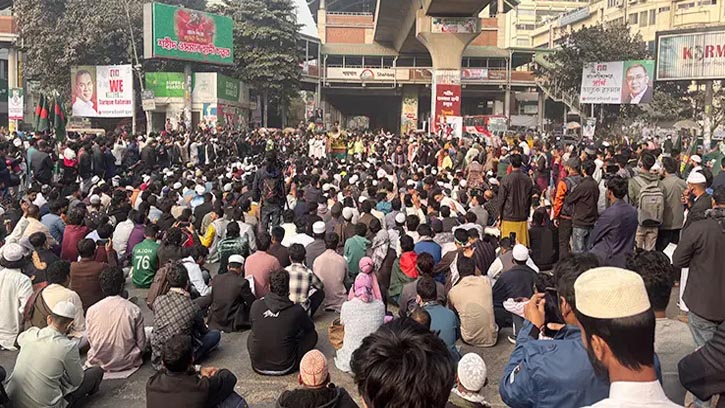 হাদি হত্যার বিচার দাবিতে শাহবাগে শিক্ষার্থী-জনতার ঢল