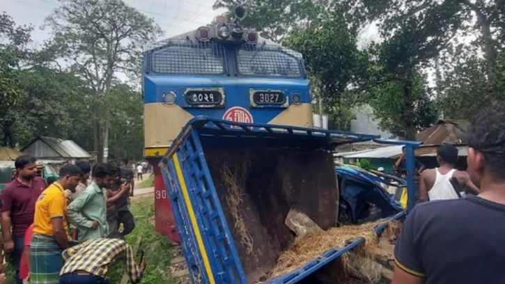ব্রাহ্মণবাড়িয়ায় ট্রেনের সঙ্গে গরুবাহী পিকআপের ধাক্কা