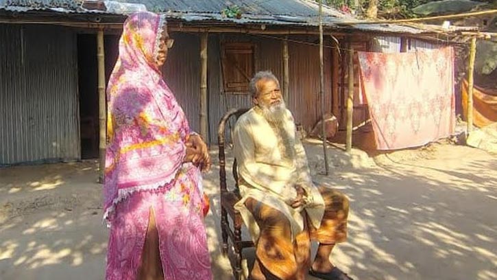 ১১মাস ধরে ঘরবন্দী অসহায় এক পরিবার