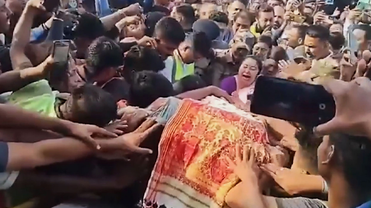 জুবিন গার্গের কফিনে স্ত্রী কান্না, শেষ শ্রদ্ধায় নগরী স্তব্ধ