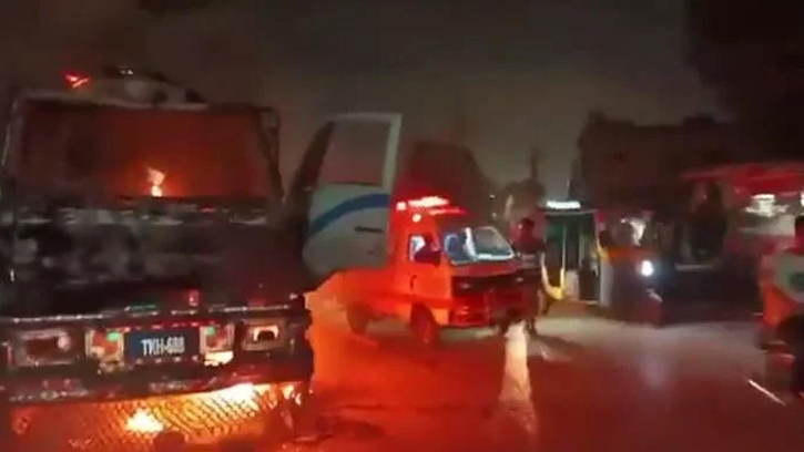 করাচিতে সাতটি ট্রাকে একের পর এক আগুন লাগল