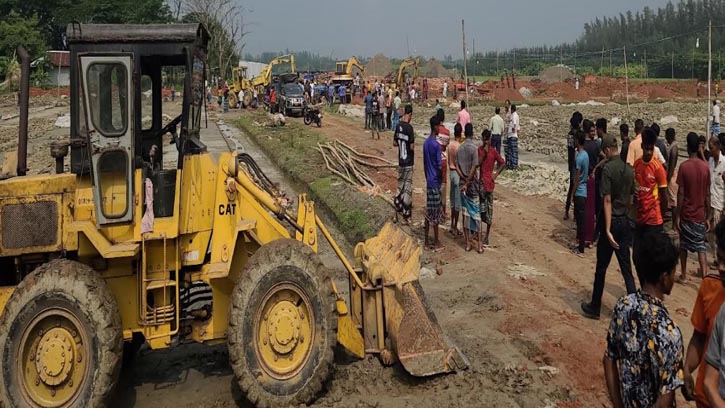 লক্ষ্মীপুরে ২০টি অবৈধ ইটভাটা ধ্বংস, যুবলীগ নেতার দুটি এখনও অক্ষত