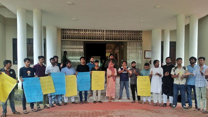 ছাত্র সংসদ দাবিতে স্লোগান-গ্রাফিতিতে মুখর নজরুল বিশ্ববিদ্যালয়