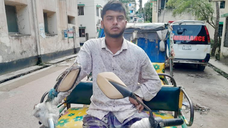 এক হাতে রিকশা চালান জাকির, জীবিকা চালাতে ছেড়েছেন পড়াশোনা