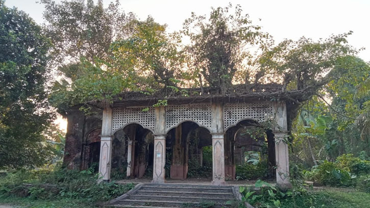 ইতিহাসের নীরব সাক্ষী আঠারবাড়ী জমিদার বাড়ি