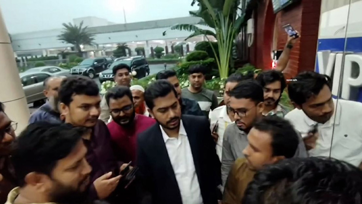 চিকিৎসার উদ্দেশ্যে সিঙ্গাপুরে গেলেন ভিপি নুর