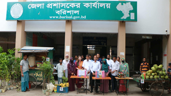 অসহায় পরিবারকে সেলাই মেশিন ও ব্যবসা উপকরণ দিলেন জেলা প্রশাসক