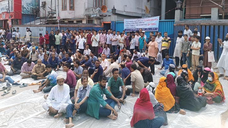 বরিশালে চাকরি ফিরে পেতে শ্রমিক-কর্মচারীর সড়ক অবরোধ