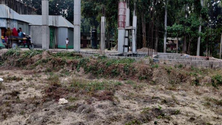 তাড়াশে অবৈধ জমি দখল করে বহুতল ভবন নির্মাণের অভিযোগ