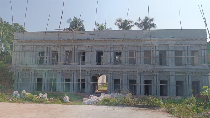 বরিশালে পুরনো রূপে ফিরছে লাকুটিয়া জমিদার বাড়ি