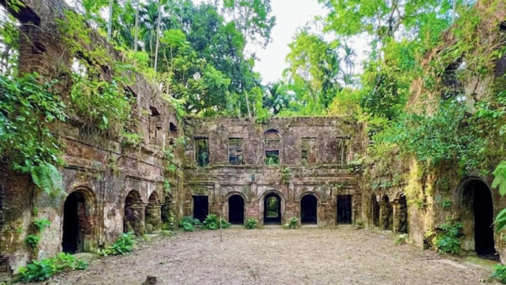 ধ্বংসের মুখে চাঁদপুরের ঐতিহ্যবাহী কড়ৈতলী জমিদারবাড়ি