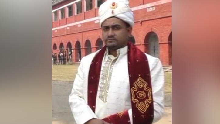 বর সেজে ভোট দিলেন যুবক