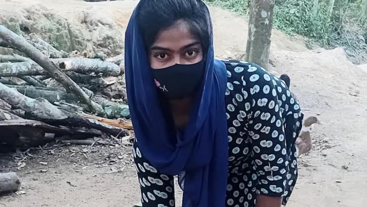 প্রতিবন্ধী মনার অদম্য লড়াই: শিক্ষক হওয়ার স্বপ্ন এখন সাহায্যের অপেক্ষায়