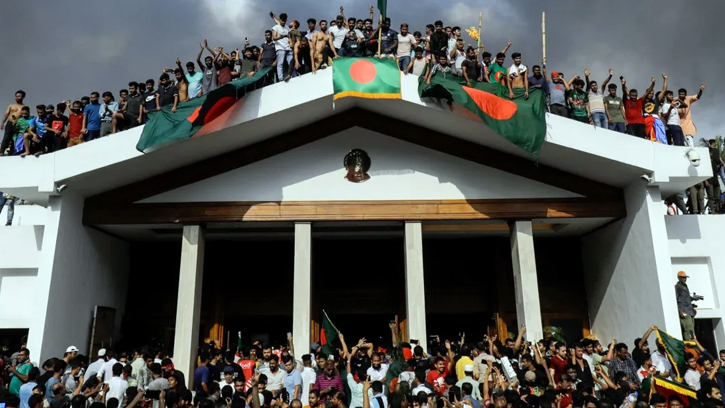শেখ হাসিনার দেশত্যাগ ও সরকার পতনের মধ্য দিয়ে ইতিহাসের মোড় ঘোরানো ৫ আগস্ট