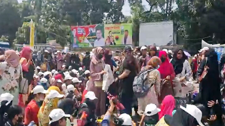 টেকনিক্যাল মোড়ে শিক্ষার্থীদের সড়ক অবরোধ