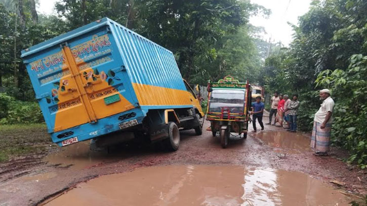 ভোলায় খানাখন্দে ভরা সড়ক, দুর্ভোগে লক্ষাধিক মানুষ