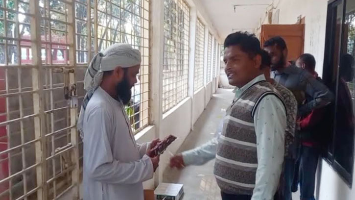 তেঁতুলিয়ায় খেজুর বিতরণের সময় পিআইওর বিরুদ্ধে অসদাচরণের অভিযোগ