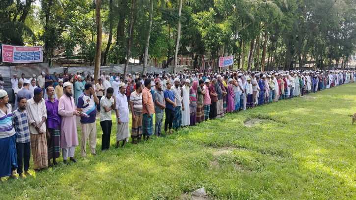 পটুয়াখালীতে সাংবাদিকের ভাইয়ের জানাজায় মানুষের ঢল 