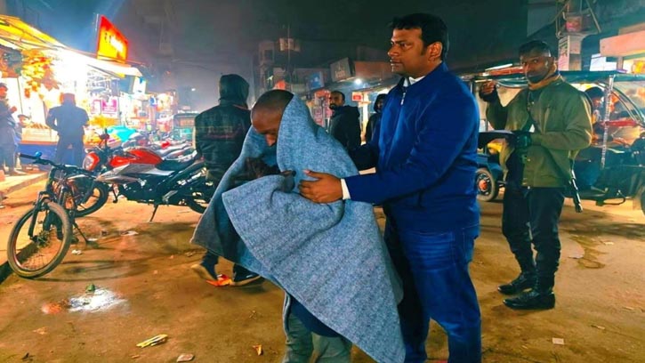 হাড়কাঁপানো শীতে ছিন্নমুল মানুষের পাশে উপজেলা প্রসাশন 