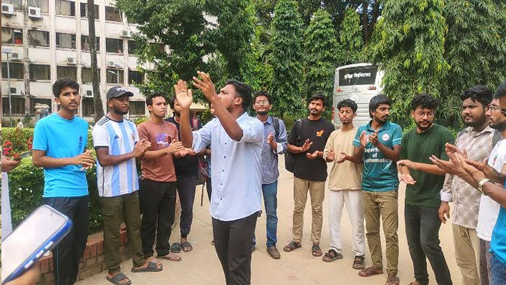 চবি শিক্ষার্থীদের ওপর হামলার প্রতিবাদে কুবিতে বিক্ষোভ সমাবেশ