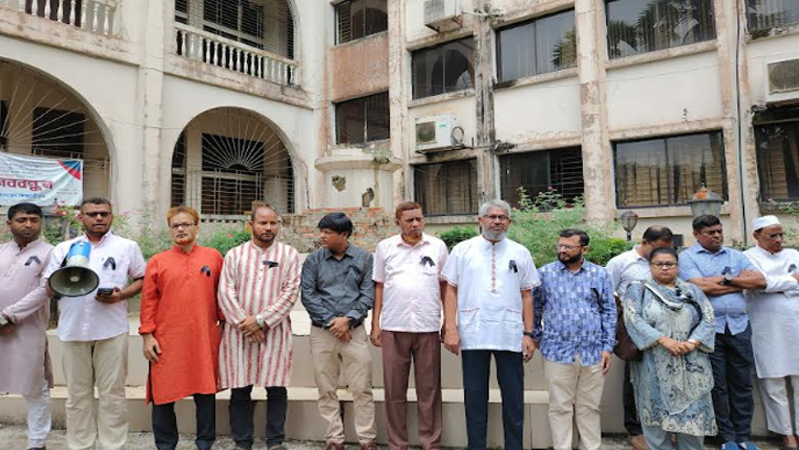 কুবি শিক্ষার্থী সুমাইয়া ও তার মায়ের স্মরণে কালো ব্যাজ ধারণ