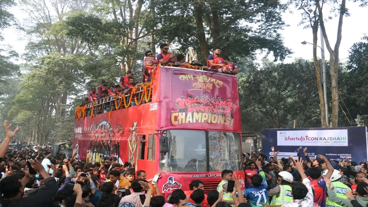 'কাপ আইসিছে বাড়িতে' : ছাদখোলা বাসে শান্ত-মুশফিকদের রাজকীয় বরণ