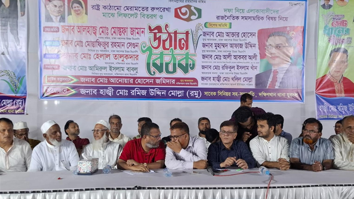 শহীদ মীর মুগ্ধের ভাই স্নিগ্ধর সঙ্গে উঠান বৈঠকে মোস্তফা জামান
