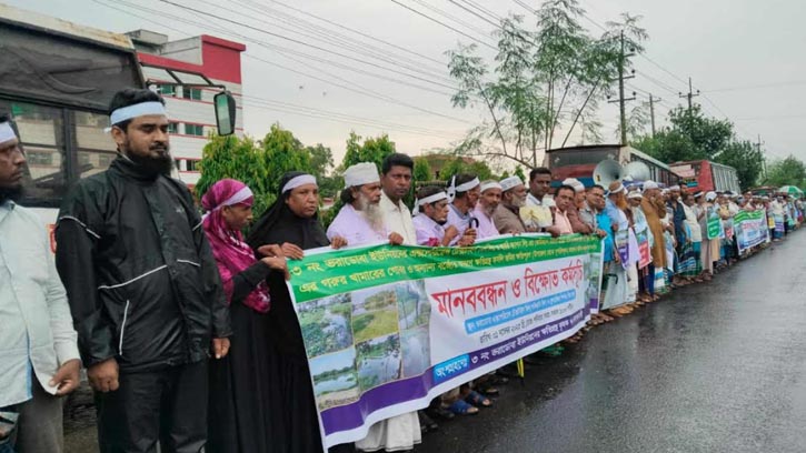 ভালুকায় কাফনের কাপড় পড়ে কৃষকদের বিক্ষোভ মিছিল