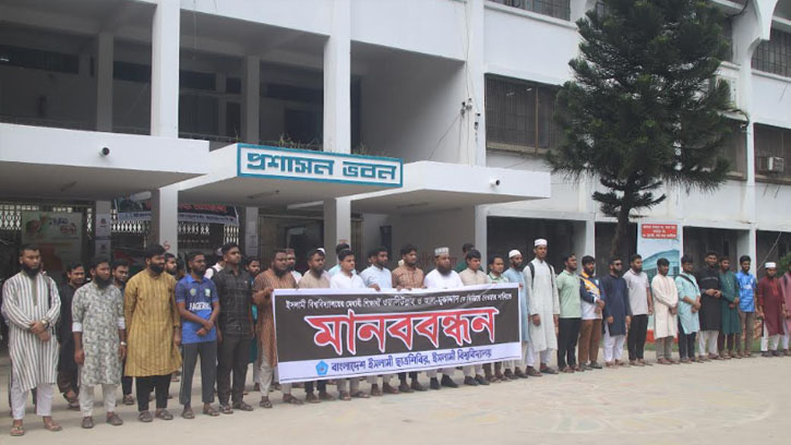 দোয়া করার জন্য ওদের কবরটা আমরা দেখতে চাই