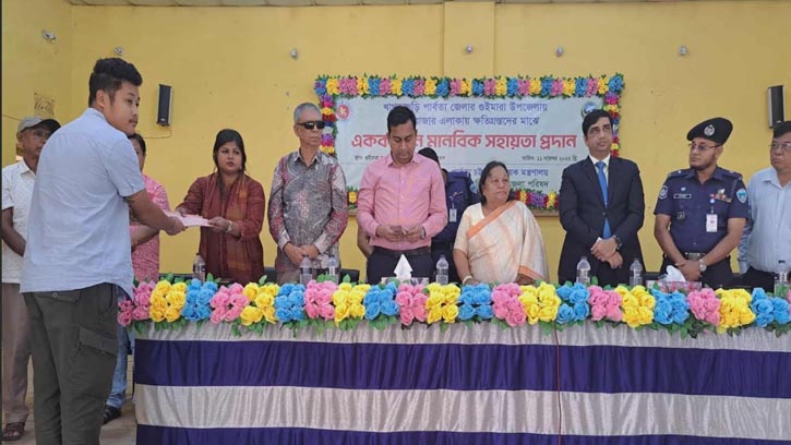 রামসু বাজারের ক্ষতিগ্রস্তদের পাশে জেলা পরিষদ