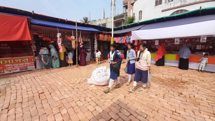 নওগাঁয় স্কুল মাঠ দখল করে বাণিজ্য মেলা