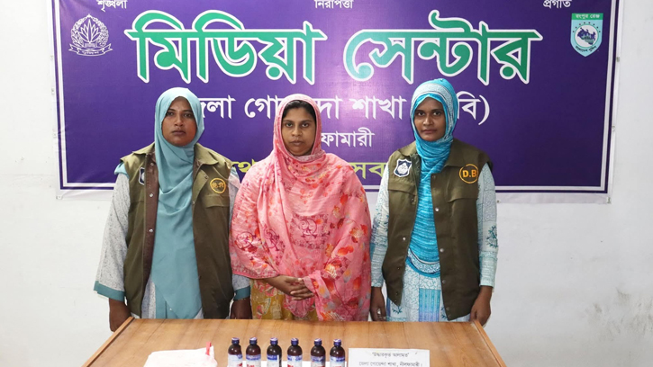 নীলফামারীতে এসকাফ সিরাপসহ নারী মাদক কারবারি আটক