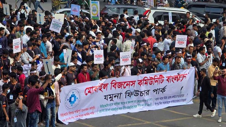 সারাদেশে মোবাইলের দোকান বন্ধ, বিটিআরসি কার্যালয় ঘেরাওয়ের হুঁশিয়ারি