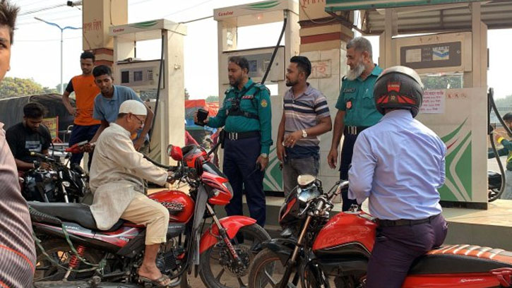 রাজশাহীতে তেলের ঘাটতি: পুলিশ পাহারায় তেল বিক্রি