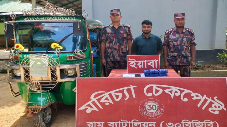 রামুতে বিজিবির অভিযানে ২০ হাজার ইয়াবাসহ যুবক আটক